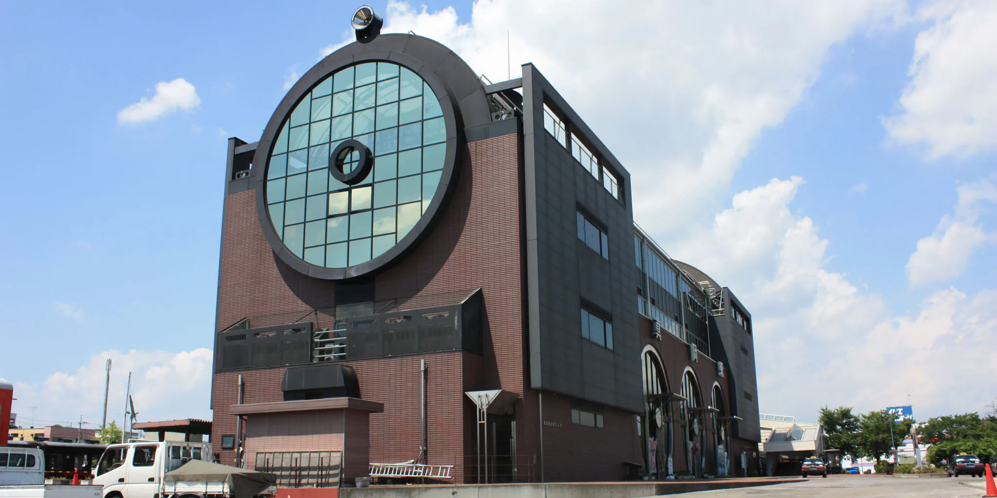 Exterior view of SL Kiyuroku-kan, featuring its distinctive round window