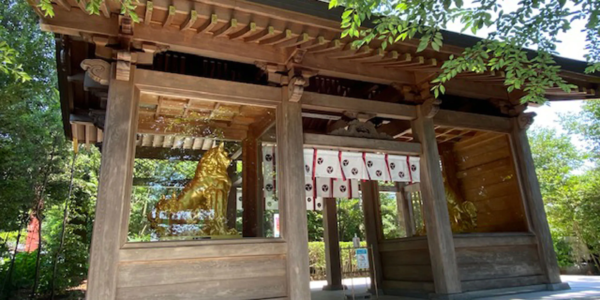 Gate and golden statue of Yasuzumi Shrine