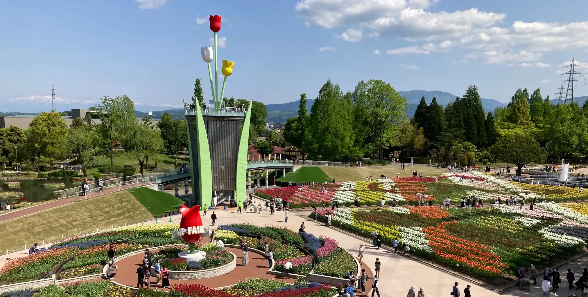 砺波チューリップフェアの花壇とタワー