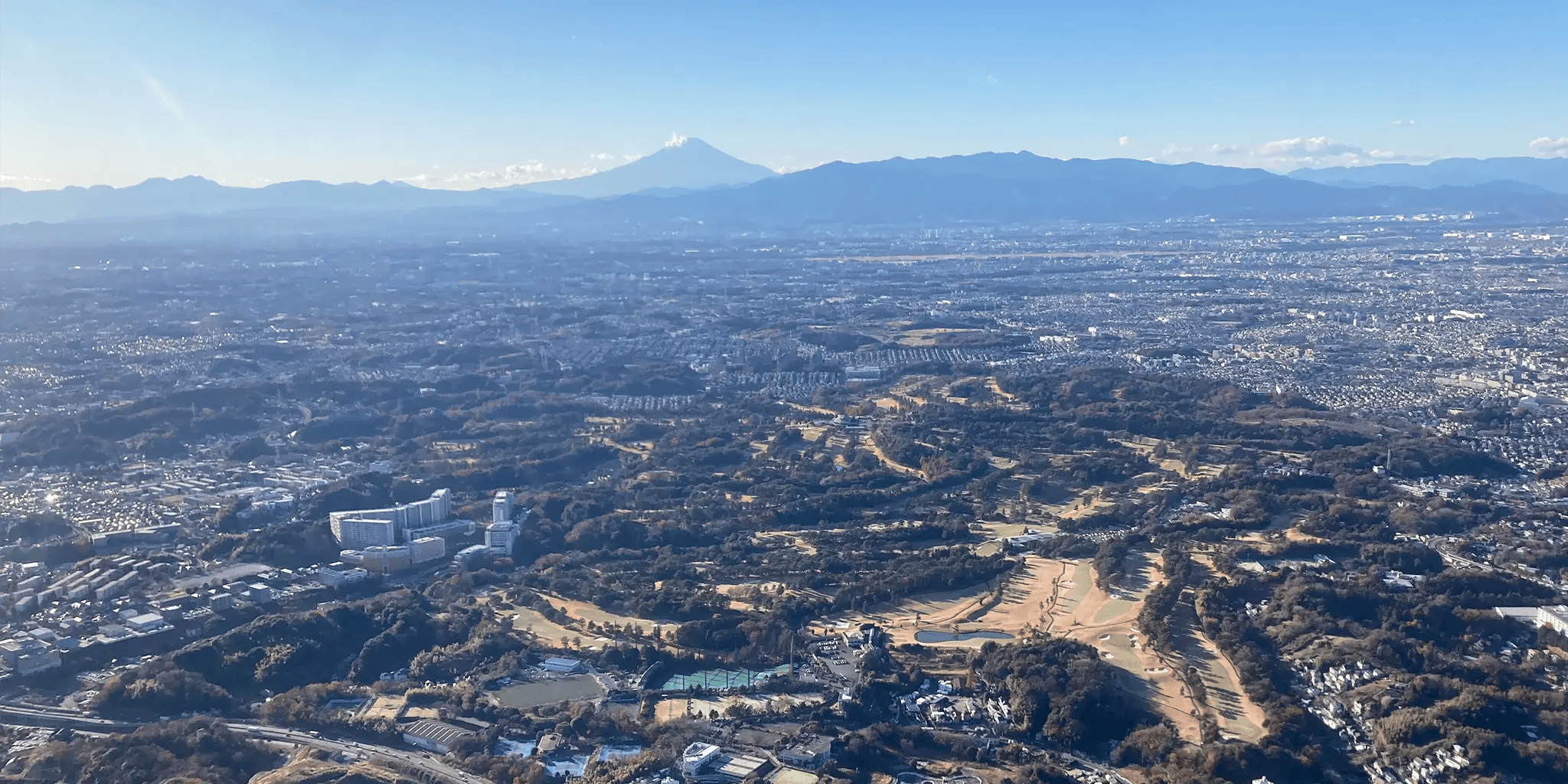 远处可见的富士山航拍景观