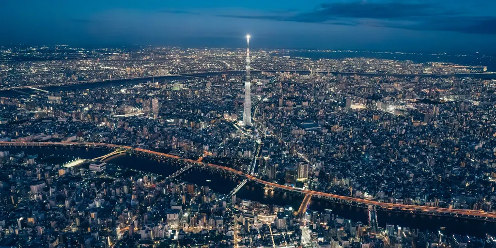 ヘリコプターから見下ろす東京スカイツリーと隅田川の夜景