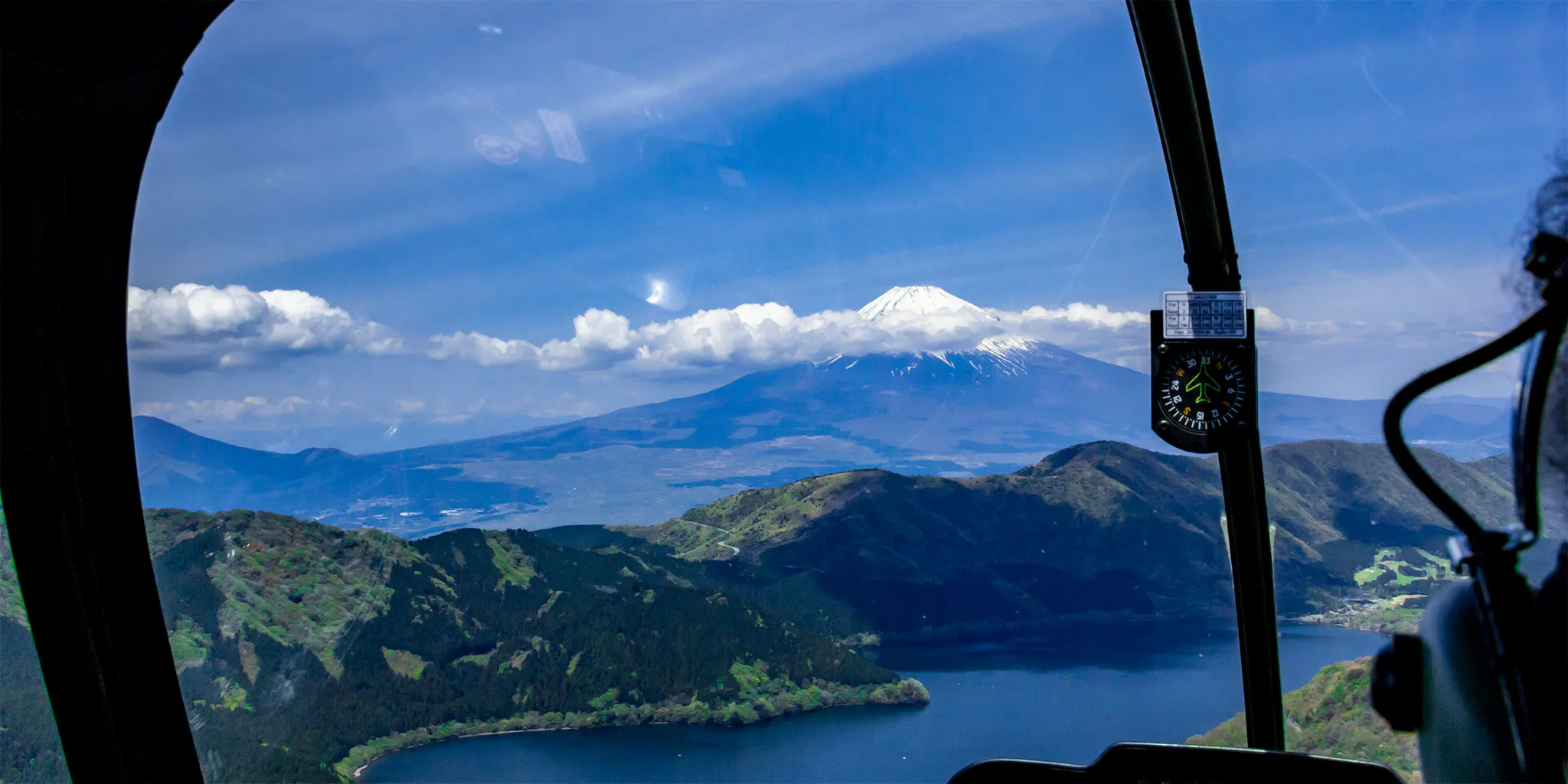 ヘリコプターの機内から望む富士山