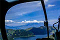 ヘリコプターの機内から望む富士山