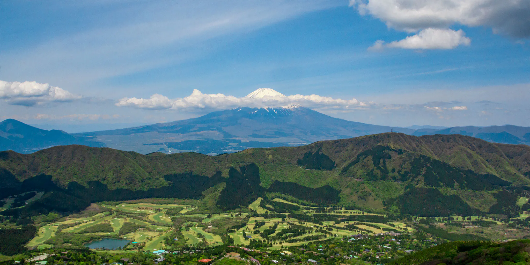 ヘリコプターから眺める富士山、芦ノ湖、海賊船、山のホテル