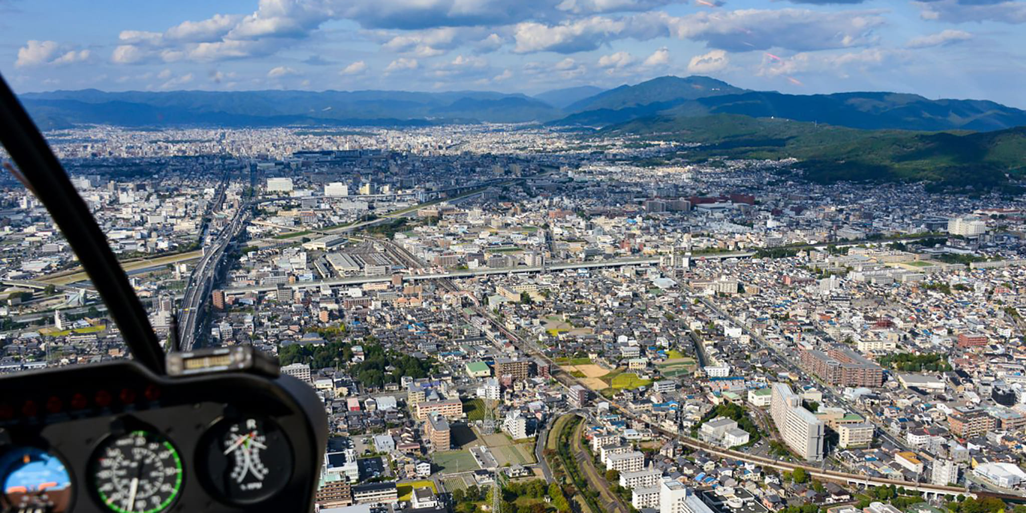 ヘリコプターで京都市内を見下ろした景色