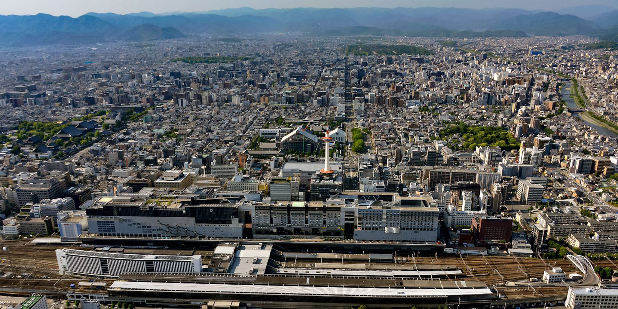 ヘリコプターで京都市内上空から見た京都駅