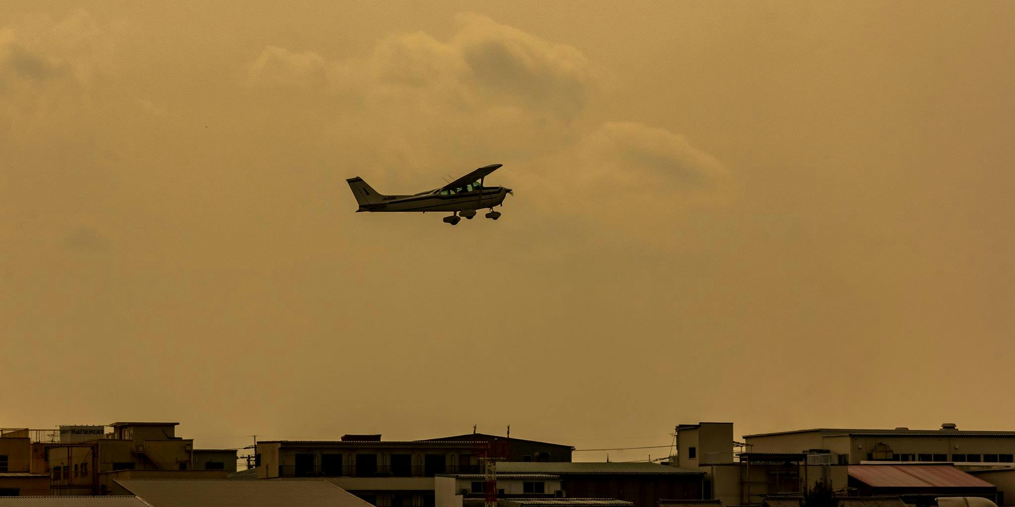 空港から飛び立ったセスナ