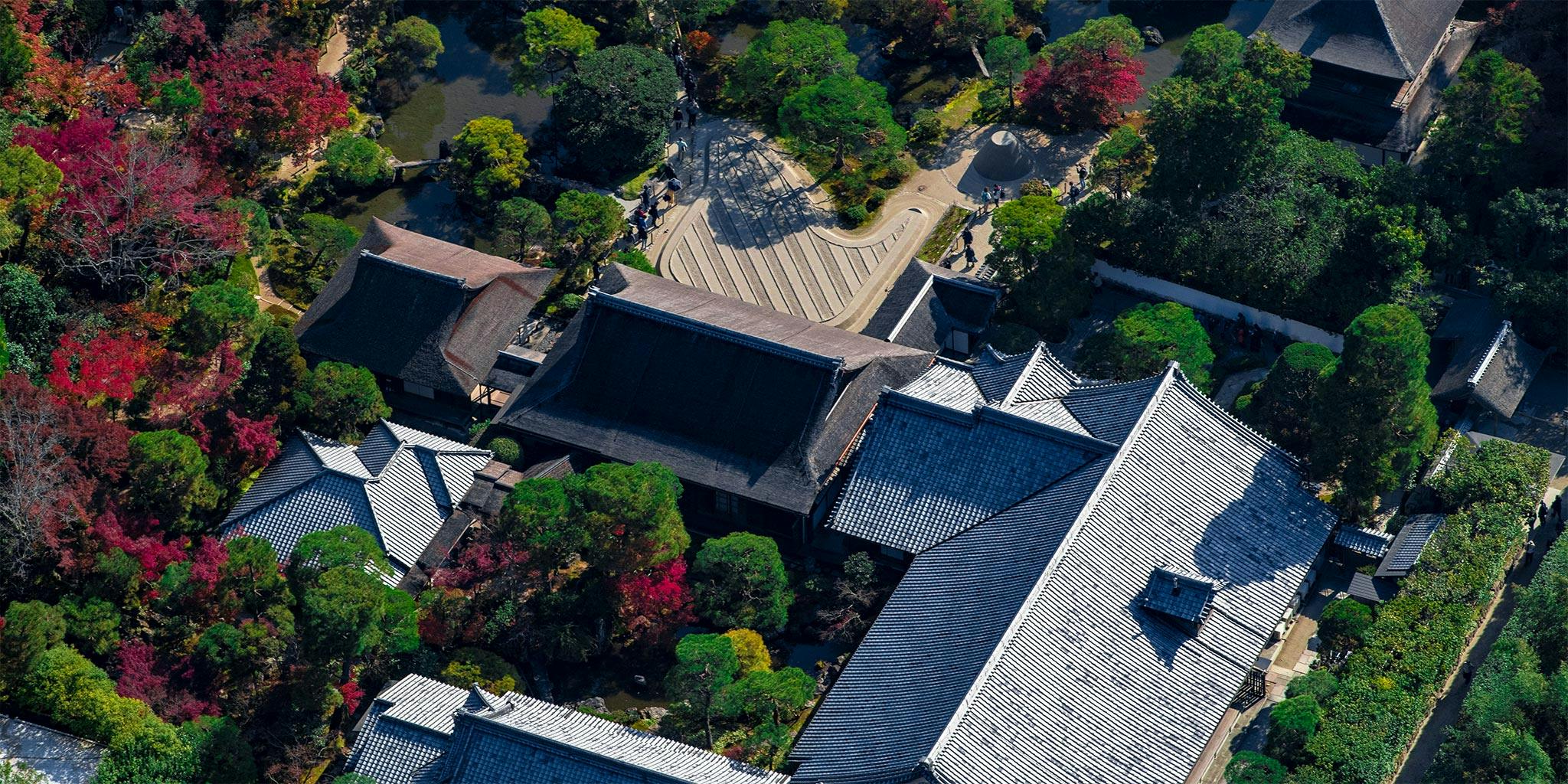 セスナで上空から見た銀閣寺