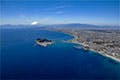 ヘリコプターで上空から見下ろす江ノ島と富士山