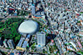 ヘリコプターで東京上空から見下ろす東京ドーム