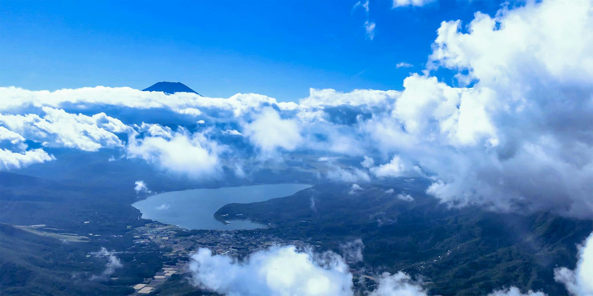 ヘリコプターで富士山中湖上空から見た富士山