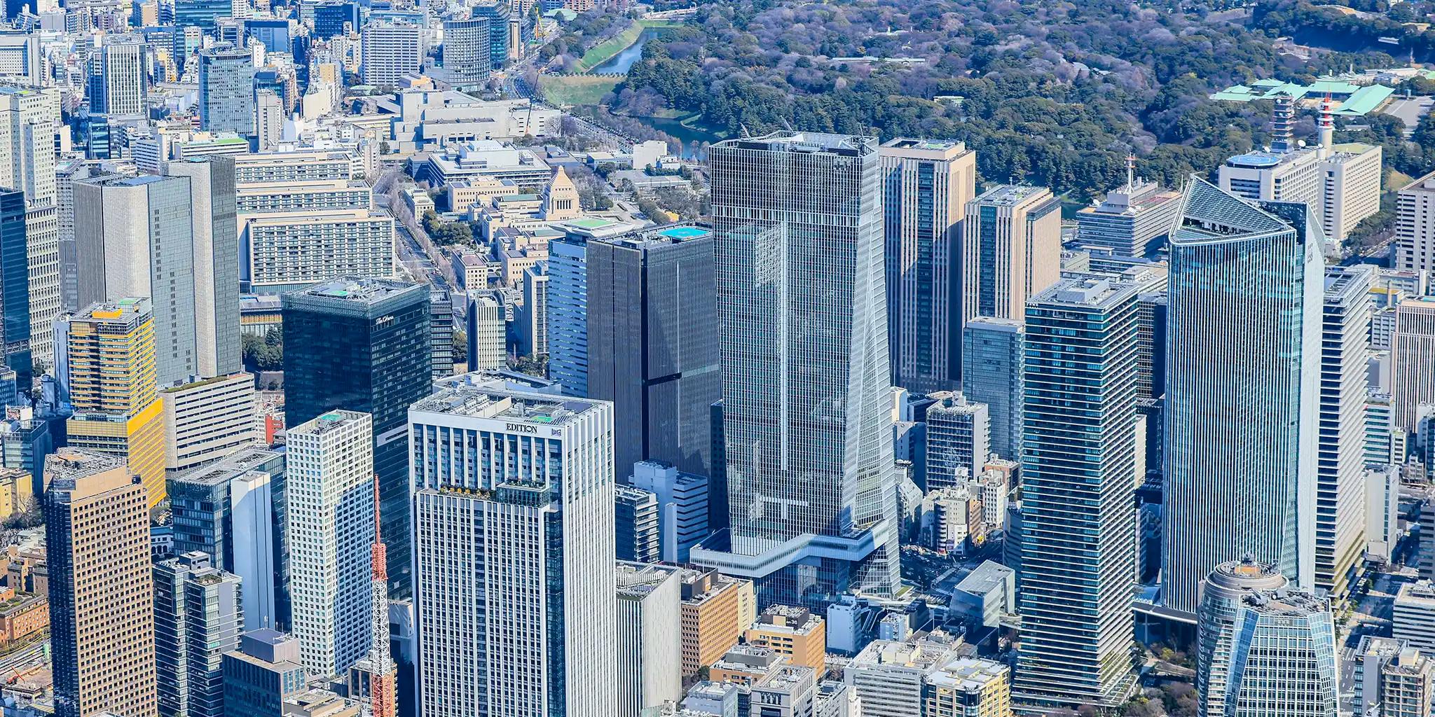 ビルと新宿御苑