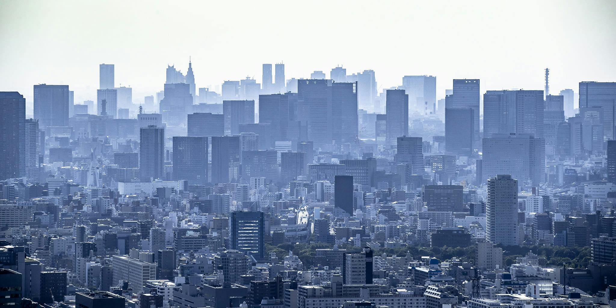 ヘリコプターで東京上空から見下ろす東京