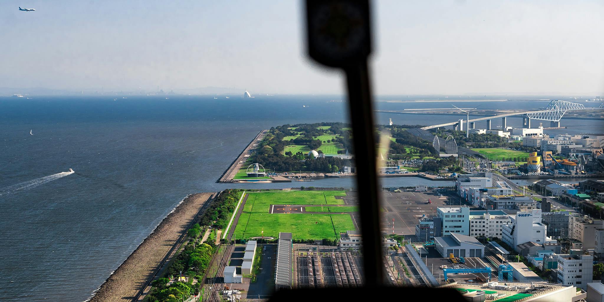 ヘリコプターで東京上空から見下ろす東京ヘリポート