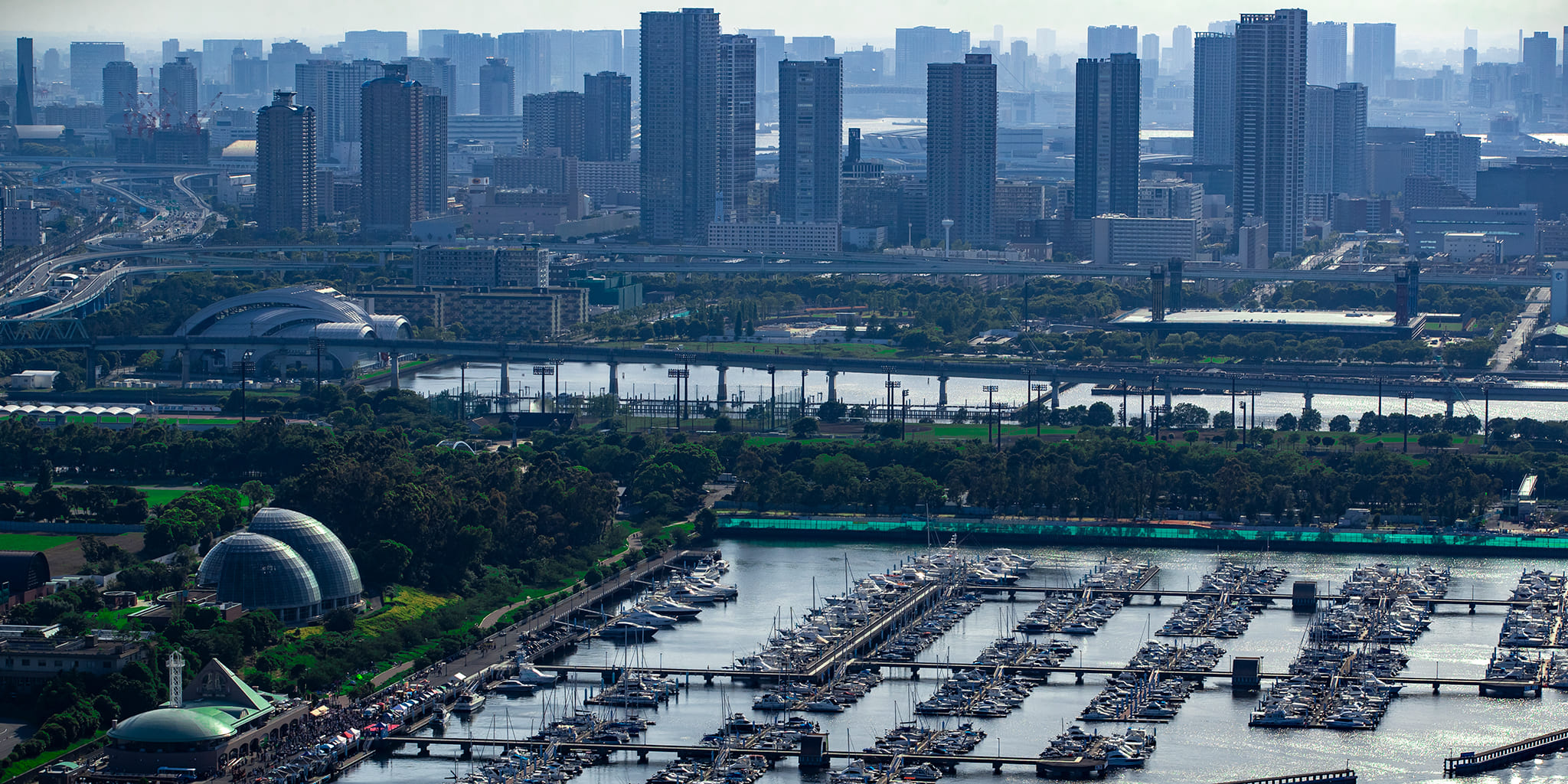 ヘリコプターで東京上空から見下ろす東京夢の島マリーナ