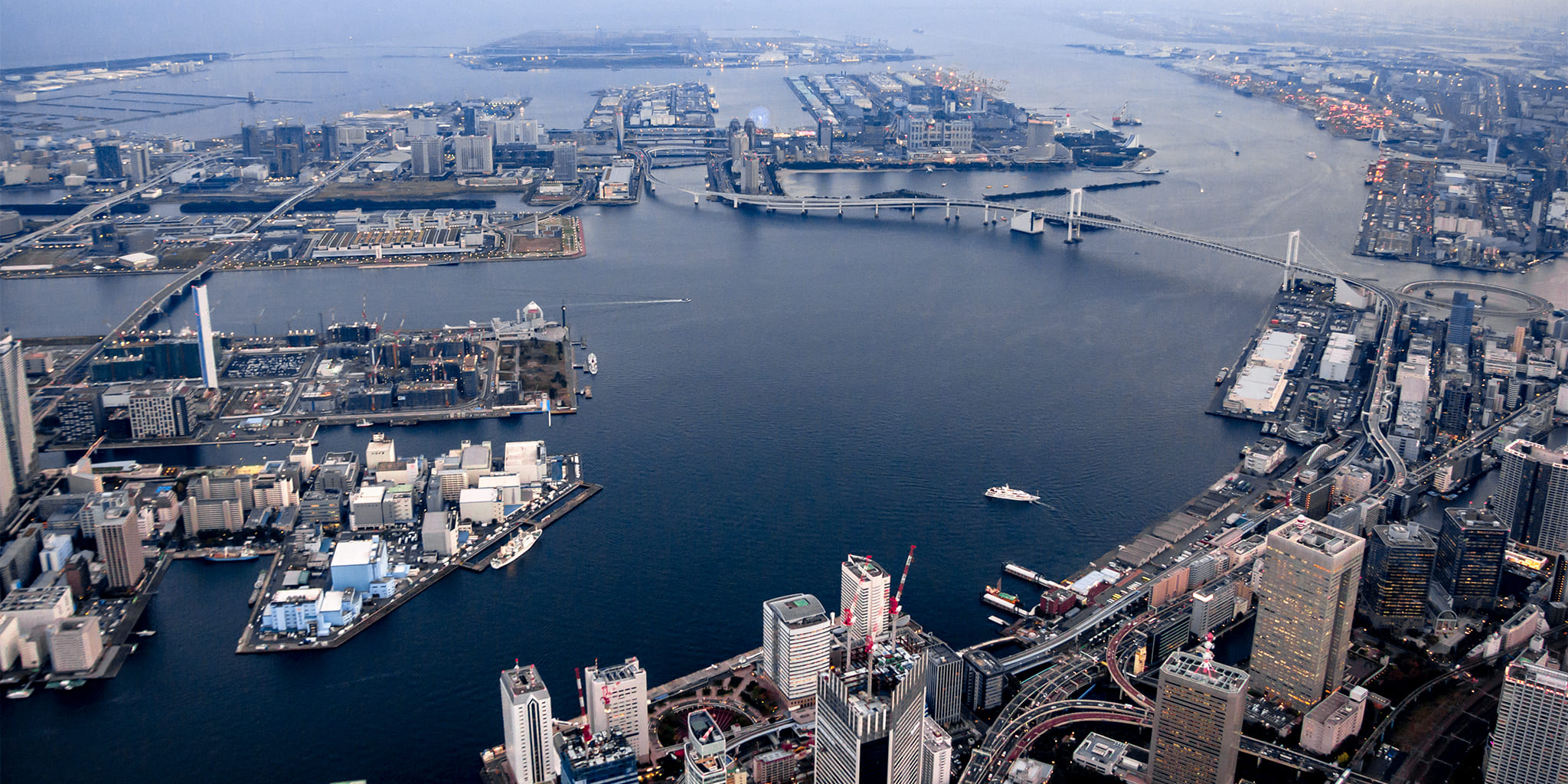 ヘリコプターで東京上空をフライトして見える東京湾