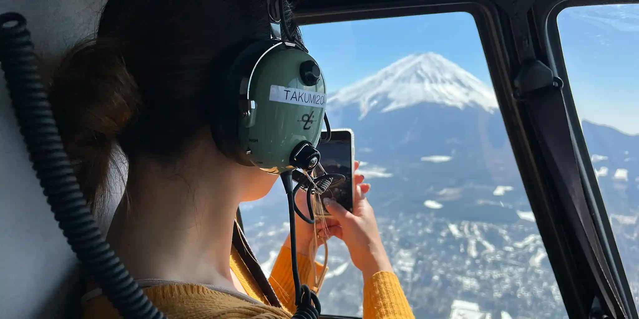 ヘリ内後ろから撮影富士山