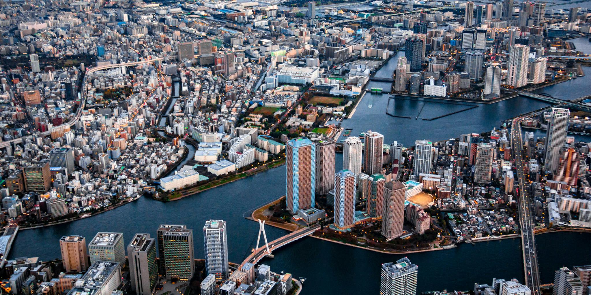 ヘリコプターで東京上空をフライトして見える佃