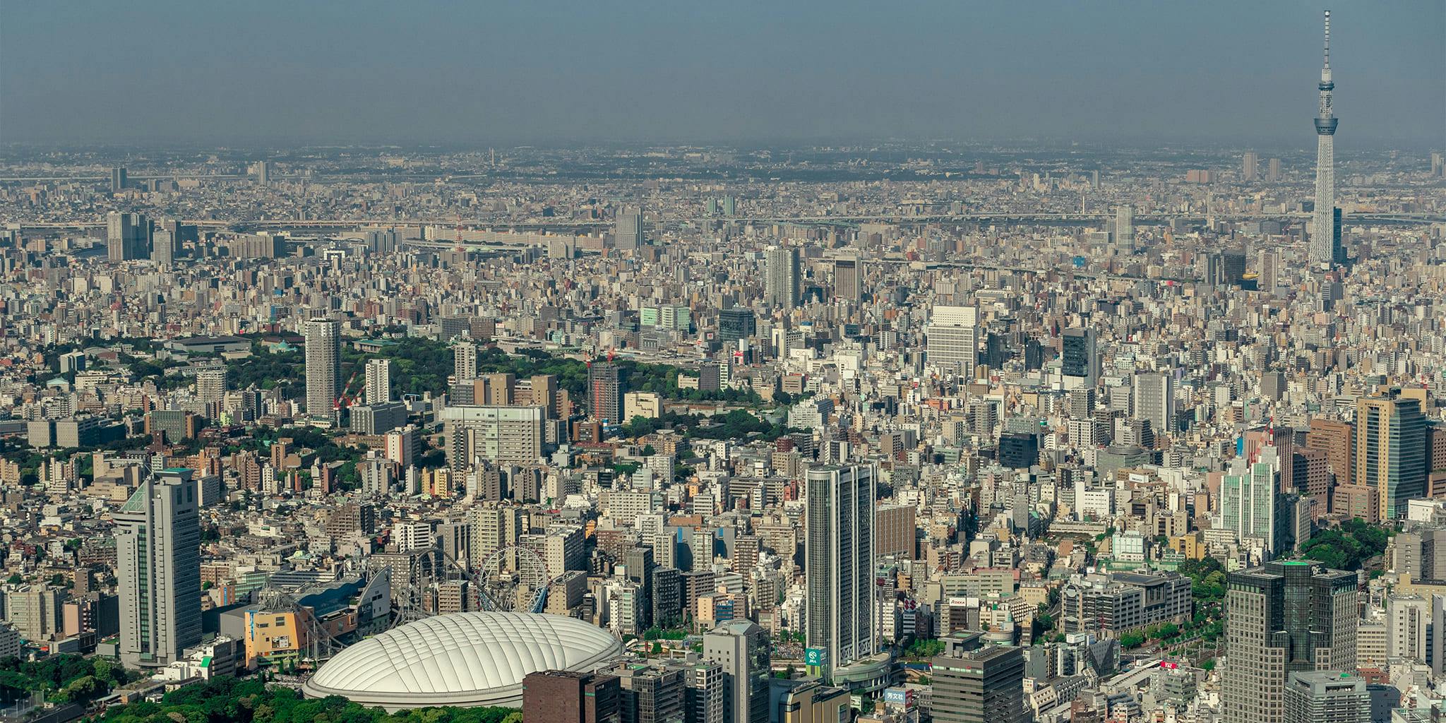 ヘリコプターで東京上空をフライトして見える後楽園