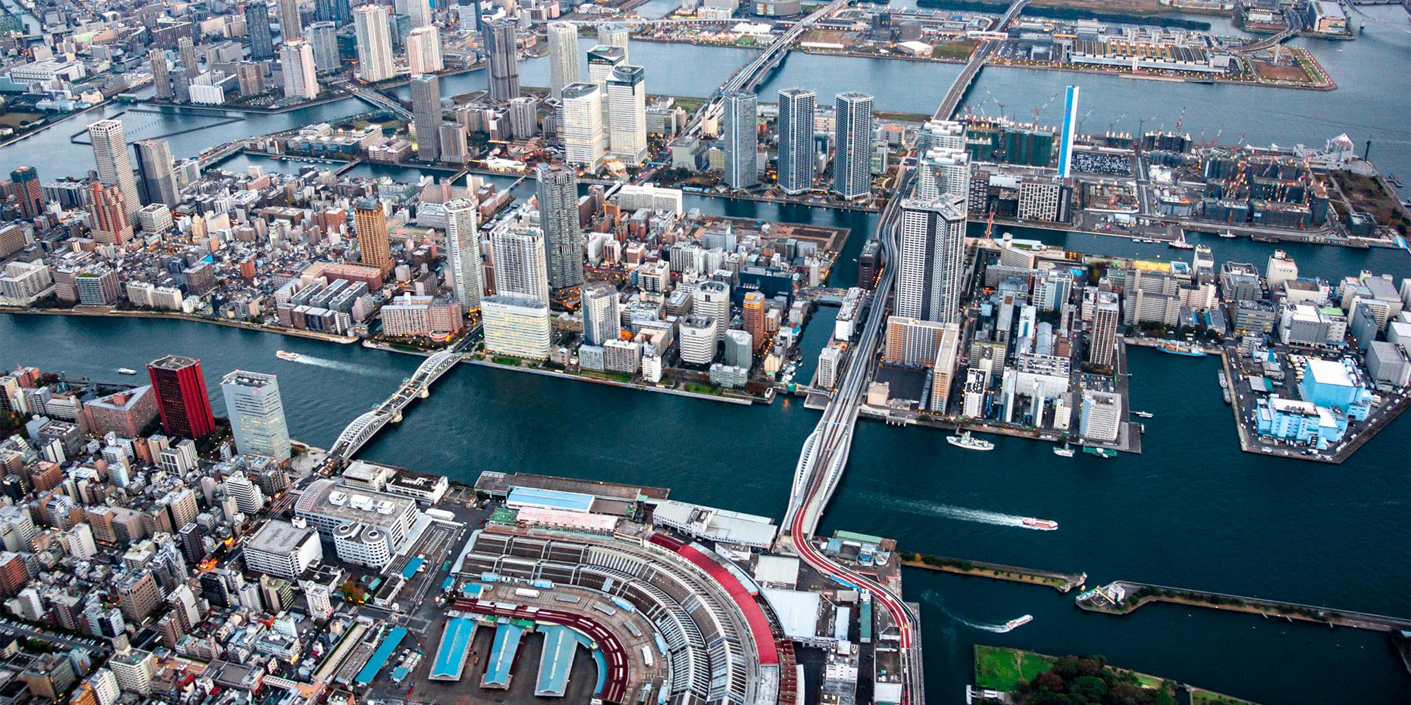 ヘリコプターで東京上空をフライトして見える築地