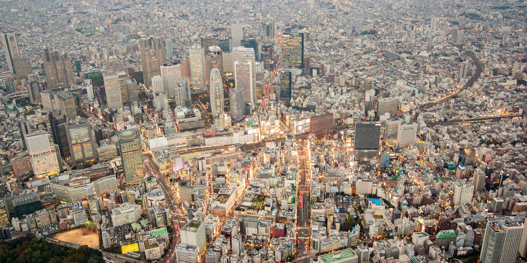 ヘリコプターで東京上空をフライトして見える新宿