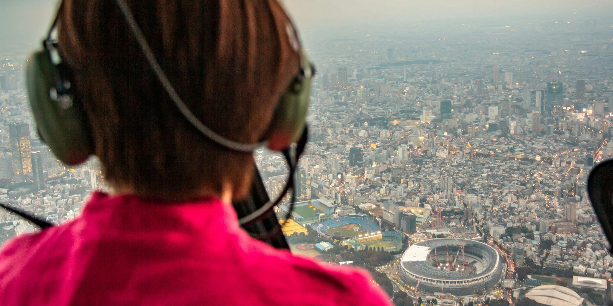 ヘリコプターで東京上空をフライトして見える新国立競技場