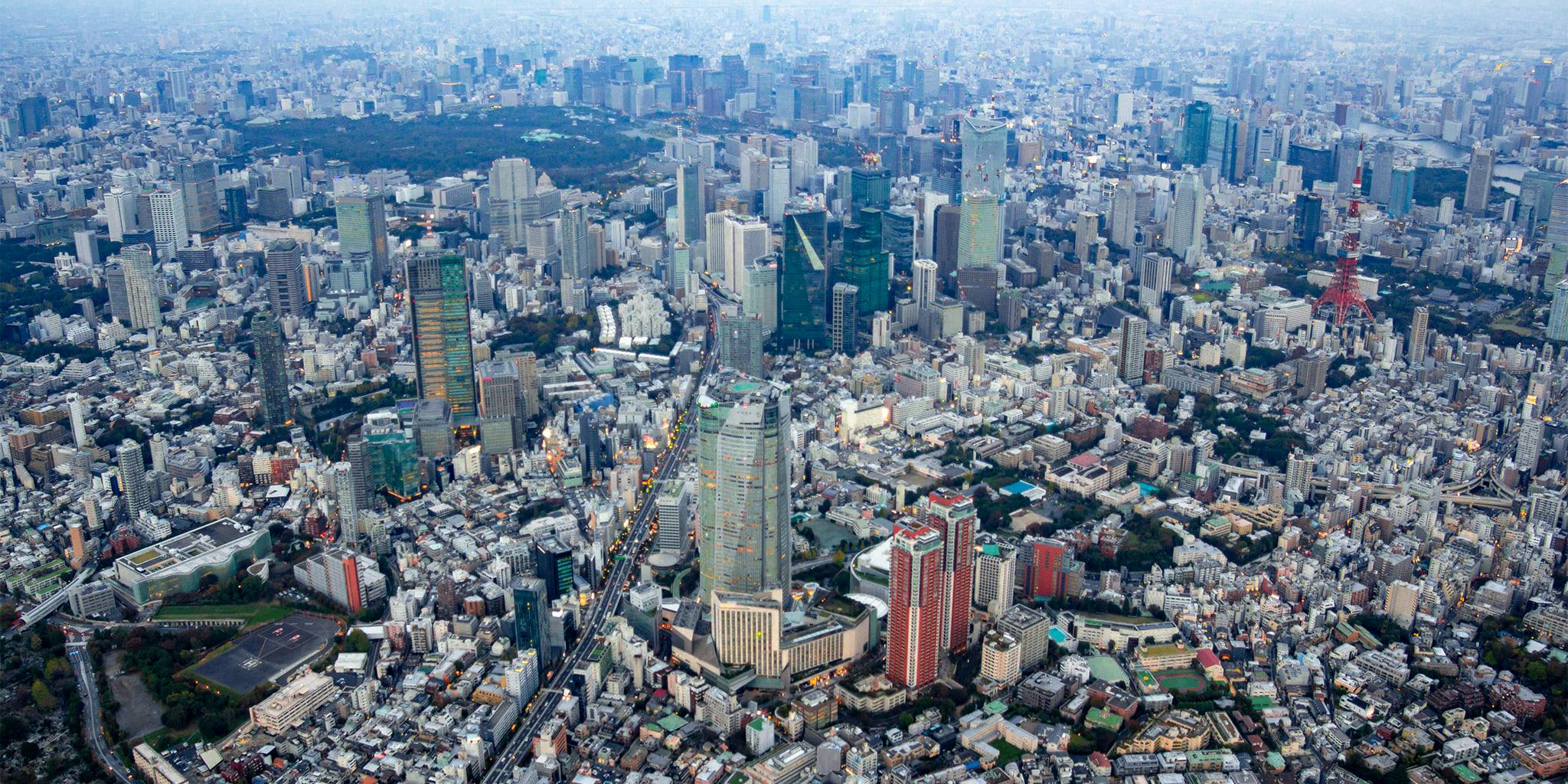 ヘリコプターで東京上空をフライトして見える六本木