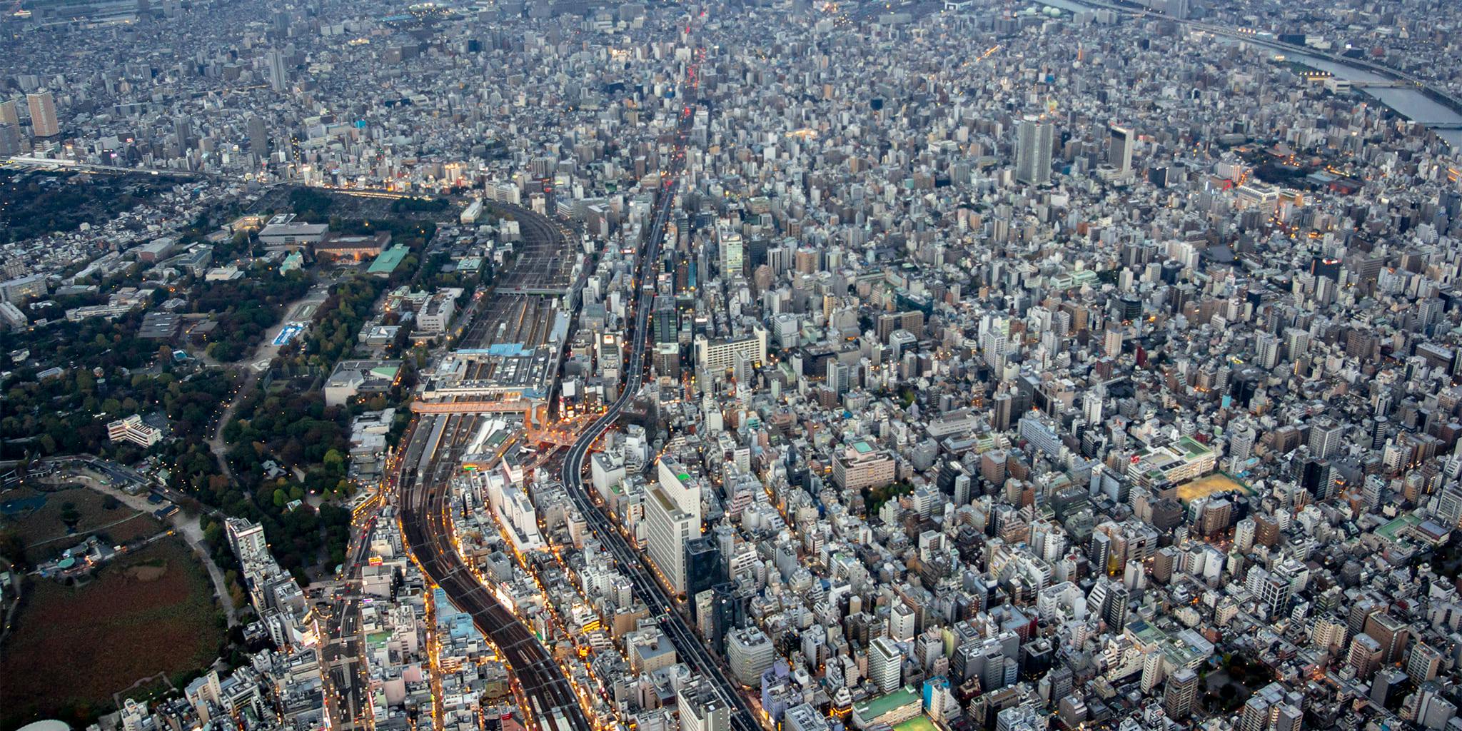 ヘリコプターで東京上空をフライトして見える上野